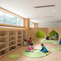 幼兒園裝修設計效果圖原木風定制收納閱讀書柜。童躲避屋，色環保裝修。