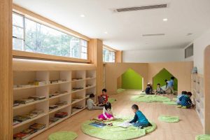 幼兒園裝修設計效果圖原木風定制收納閱讀書柜。童躲避屋，色環保裝修。