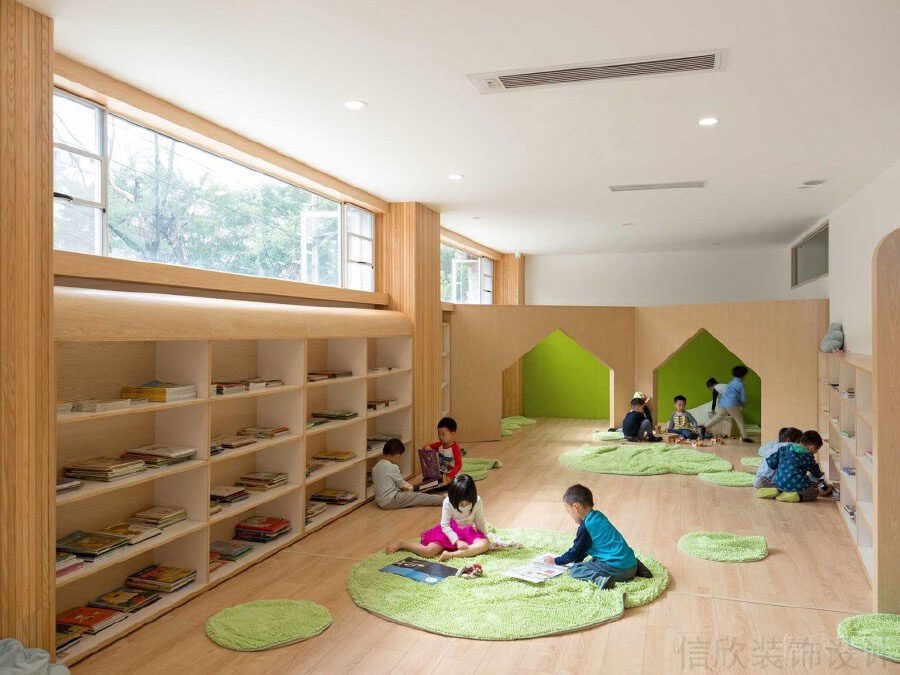 幼兒園裝修設計效果圖原木風定制收納閱讀書柜。童躲避屋，色環保裝修。