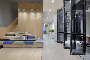 階梯式木飾面與現(xiàn)代玻璃門隔斷交界處設(shè)計