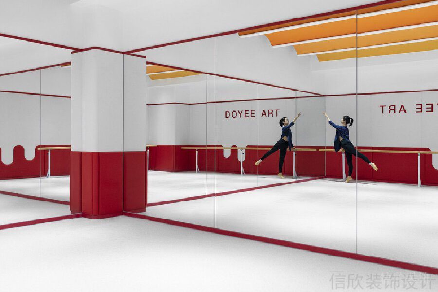 紅色邊框皮革軟包多功能教室舞蹈培訓(xùn)機(jī)構(gòu)現(xiàn)代裝修設(shè)計。
