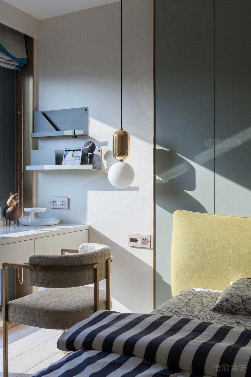 靠裝書桌的臥室搭配設(shè)計(jì)