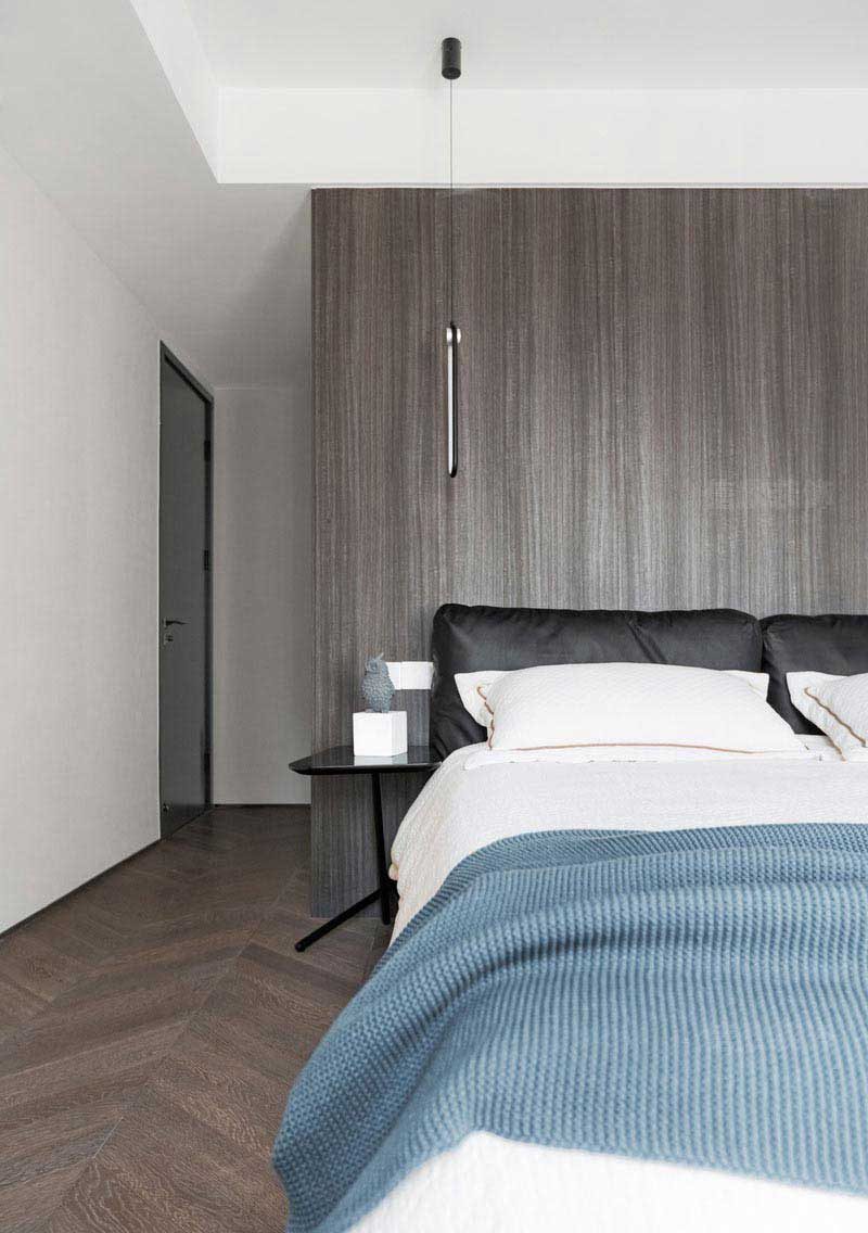 主臥日式簡約風(fēng)家裝效果深色木紋的床頭背景設(shè)計(jì)