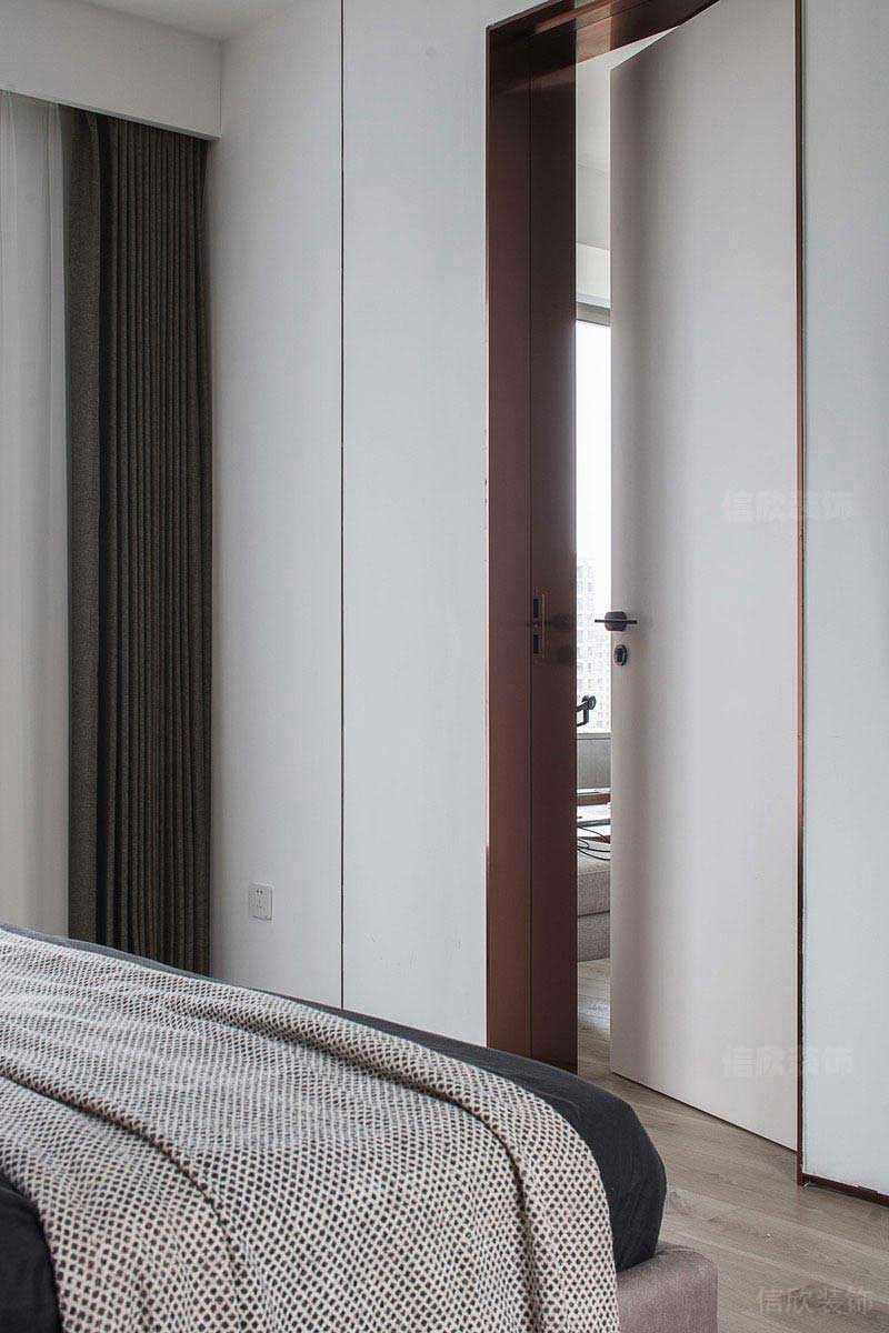 臥室白色平板門設(shè)計(jì)效果圖