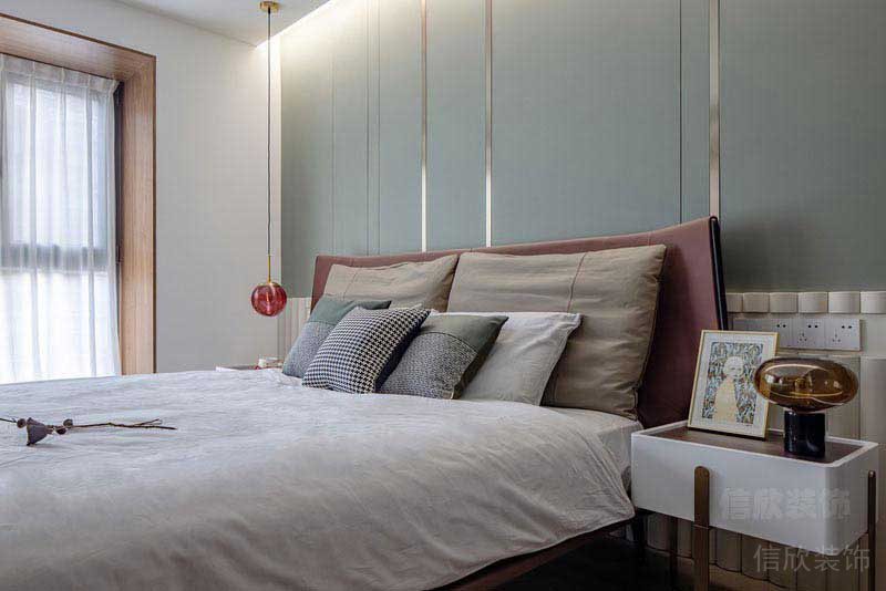 新居現(xiàn)代輕奢風臥室硬包金屬線條背景墻效果圖