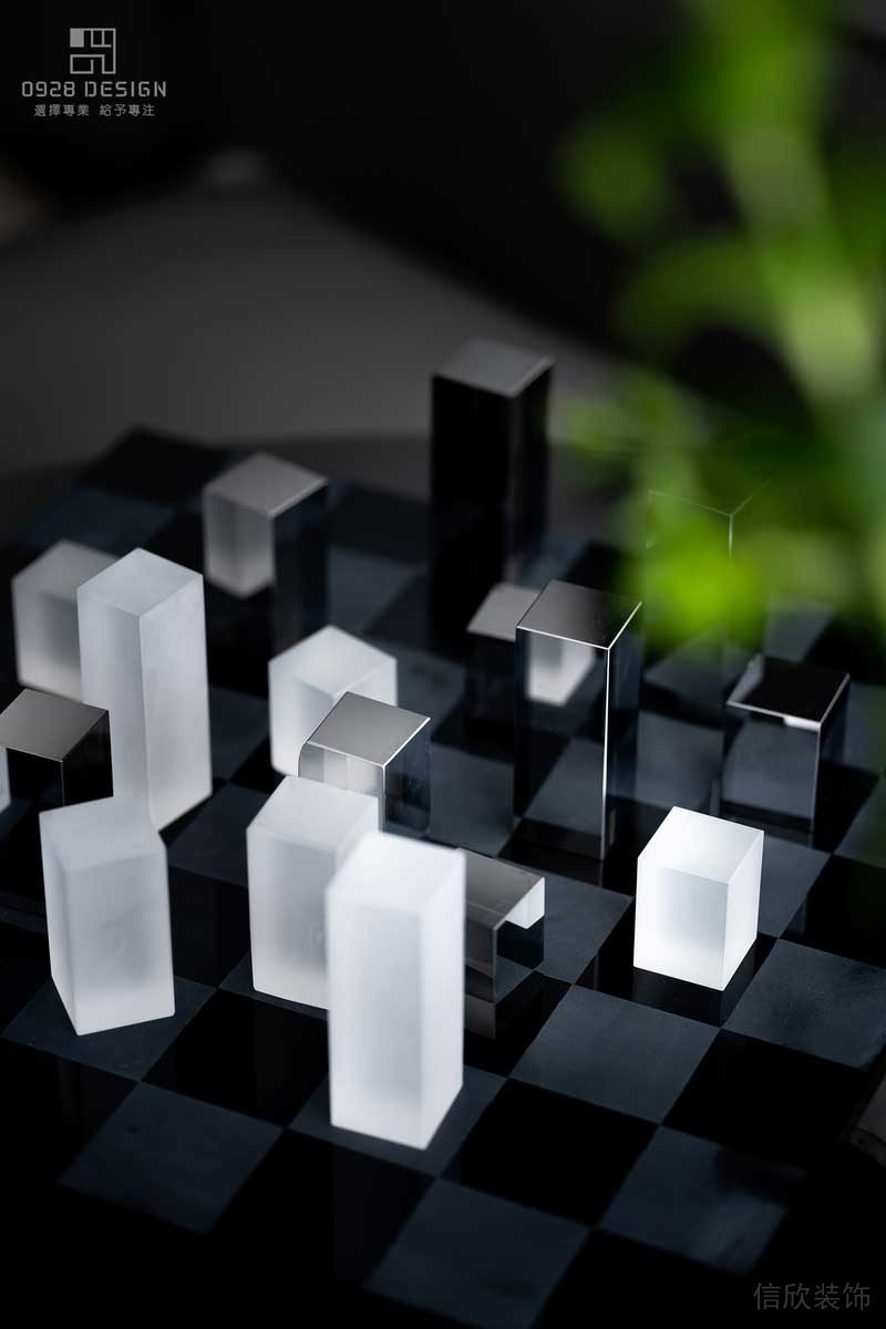 客廳茶幾上的棋盤擺件，玻璃與不銹鋼完美結合。