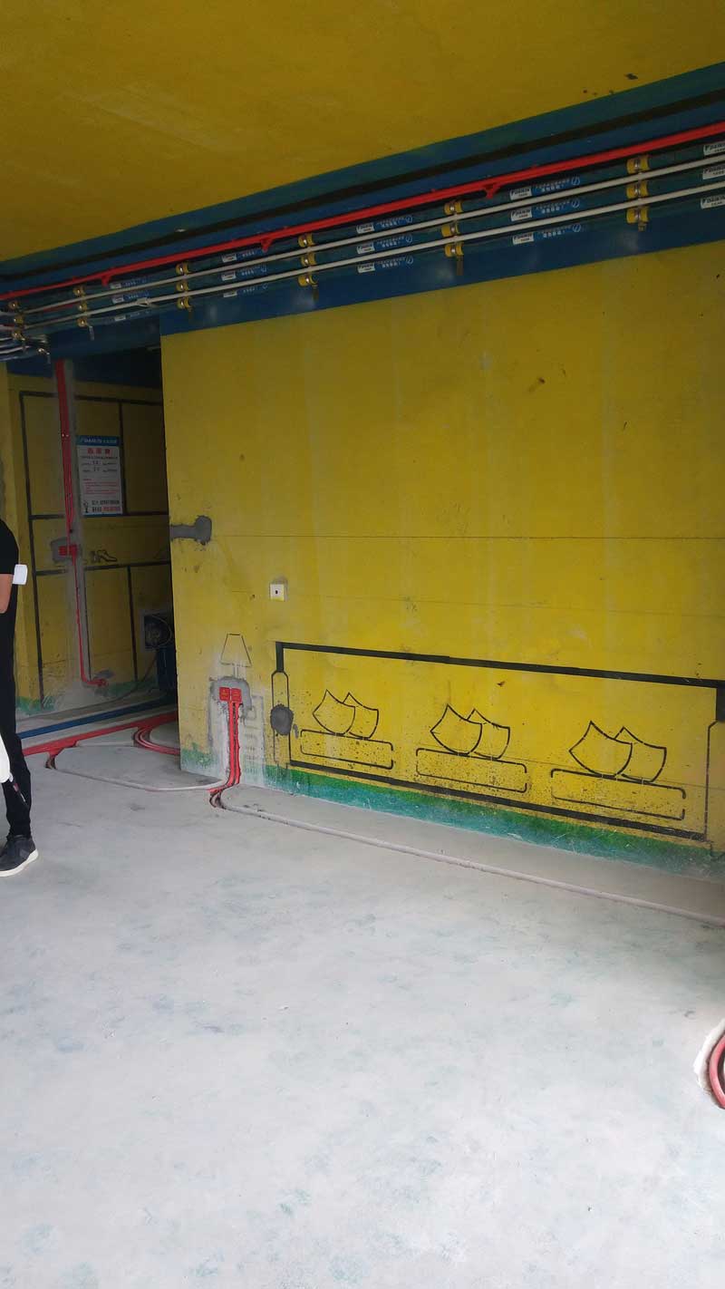 施工現場照片：水電完工照片，墻面進行施工圖1：1放樣，避免插座等設備的位置不對的問題。這個施工形式還是非常棒的，目前公司所有設計項目都會要求施工方進行現場放樣以后進行施工，保證業主在現場就能看明白設備和造型已經家具的尺度。