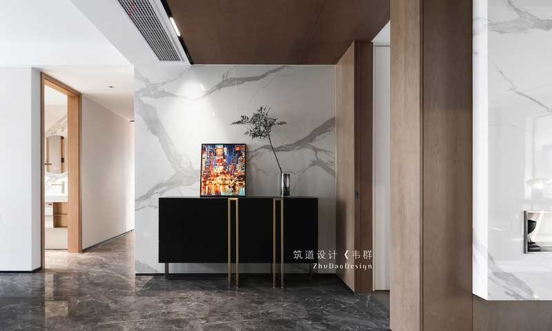 入門設計師采用點線面的結合，將門廳的氣勢設計的超出平層的感覺。