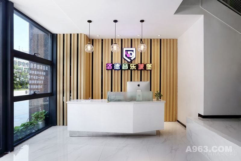 木質(zhì)條紋形象版音樂(lè)培訓(xùn)機(jī)構(gòu)前臺(tái)區(qū)集合造型大理石地臺(tái)裝修效果