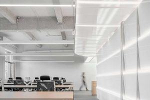 現(xiàn)代簡約風(fēng)格寫字樓裝修工程辦公區(qū)過道效果圖