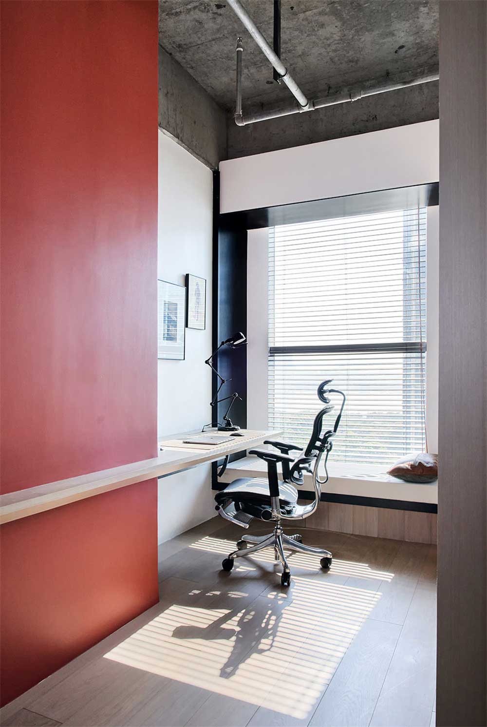 現(xiàn)代家庭公寓式辦公室裝修設(shè)計(jì)工作區(qū)