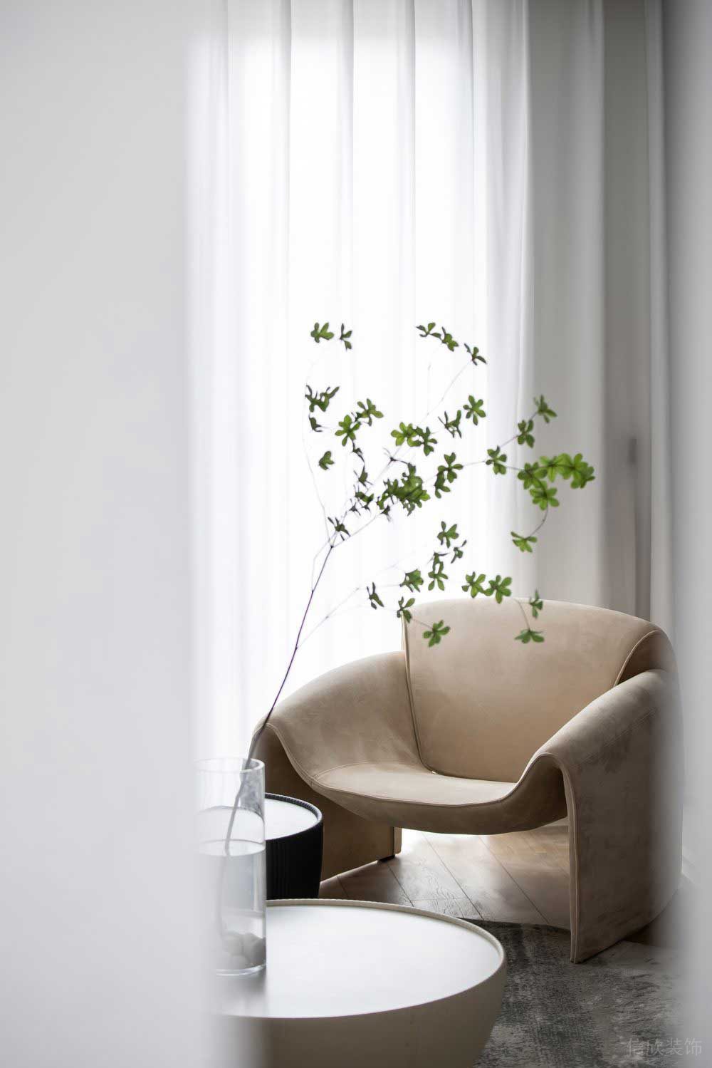 簡約黑白系布藝沙發(fā)地面木地板裝修設計圖