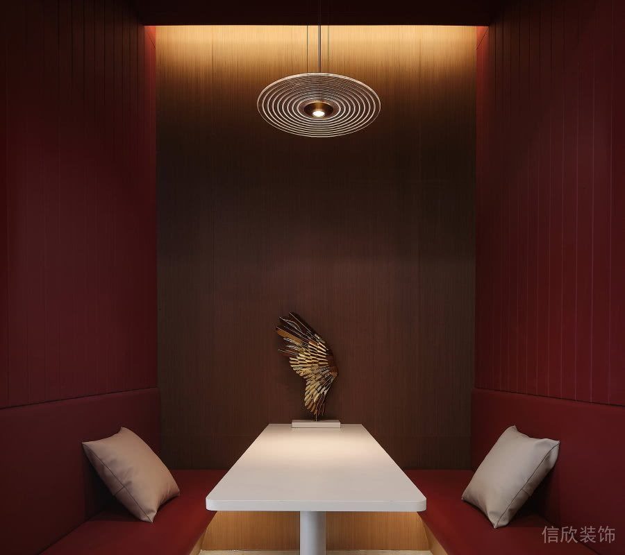 紅色對稱式面對面休息區(qū)域簡約風(fēng)裝修效果