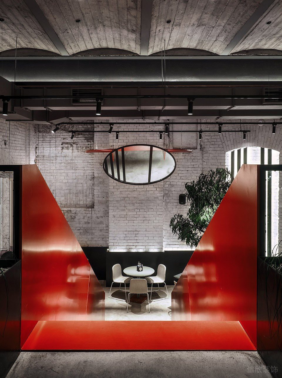 深圳龍崗百合山莊工業(yè)風(fēng)披薩店裝修案例天花圓形藝術(shù)吊飾 深圳龍崗百合山莊工業(yè)風(fēng)披薩店裝修案例天花圓形藝術(shù)吊飾