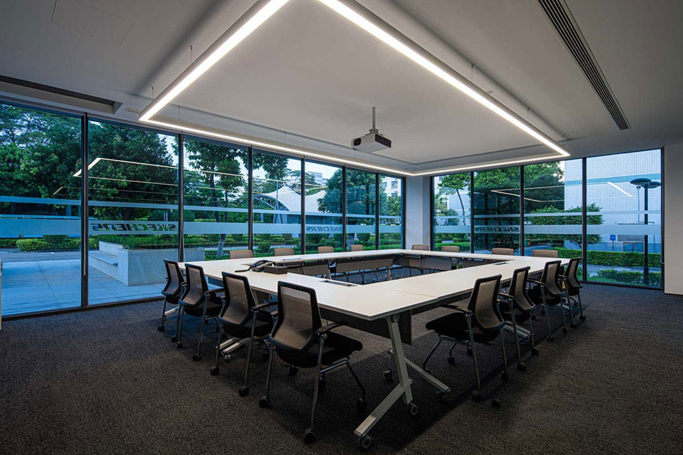 黑白色的16人的會議室裝修圖 黑白色的16人的會議室裝修圖