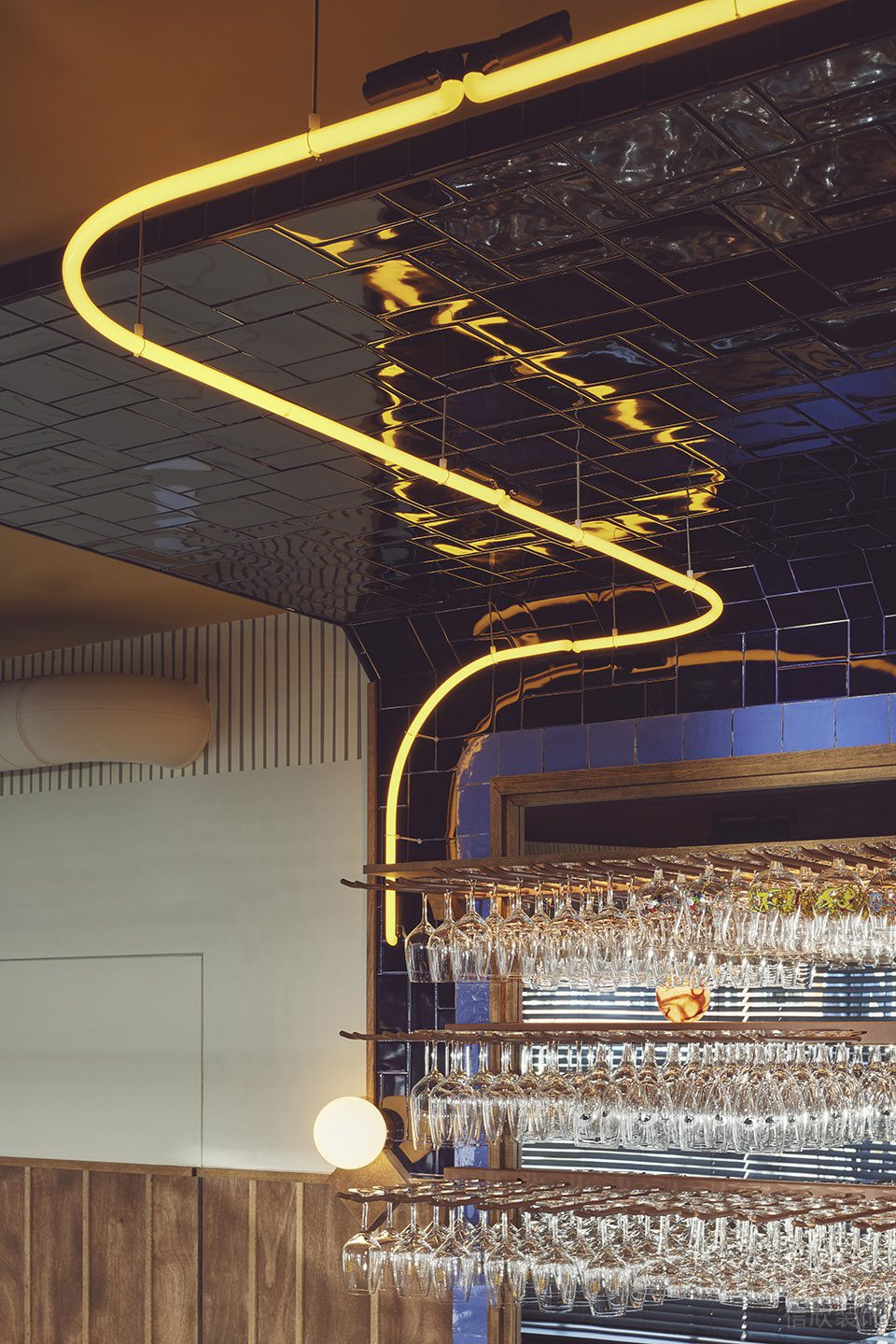 深圳南山街角酒吧店鋪吊頂細(xì)節(jié)裝修設(shè)計