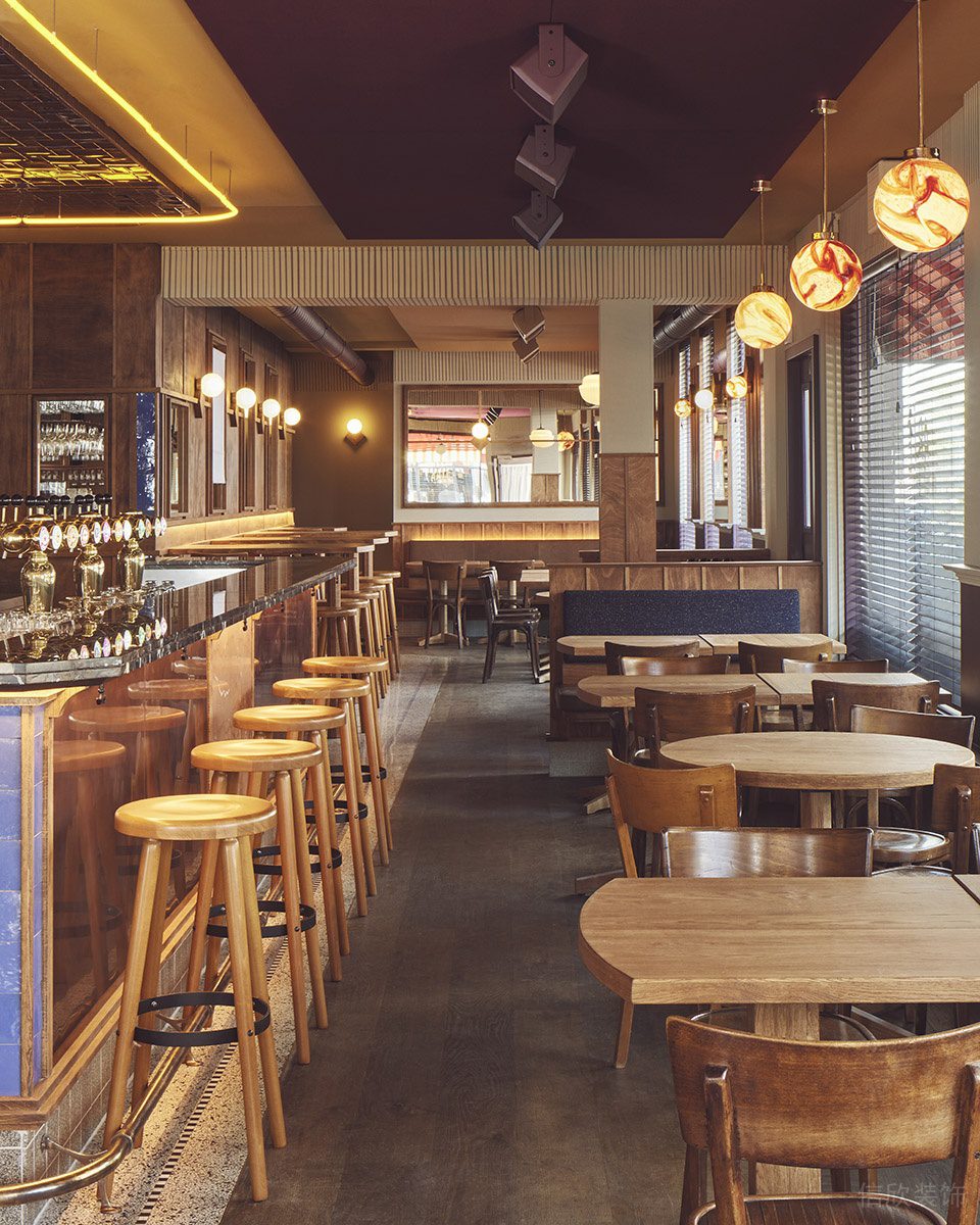 深圳南山街角酒吧店鋪用餐區(qū)裝修設(shè)計