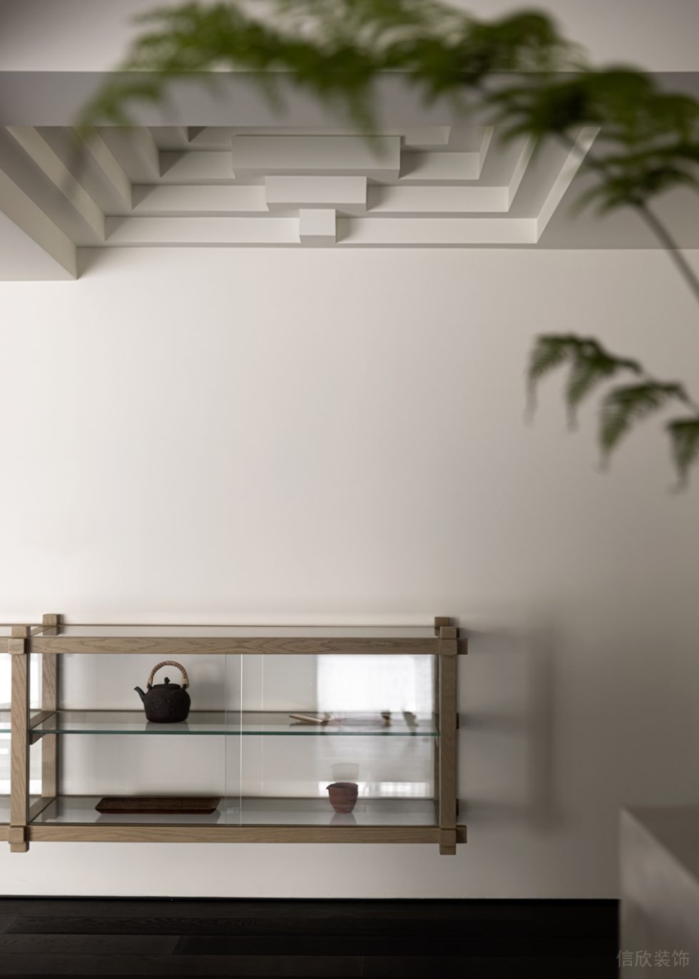 極簡(jiǎn)寧?kù)o風(fēng)辦公室裝修設(shè)計(jì) 玻璃木架展示柜