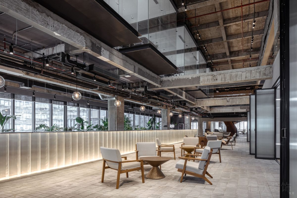 極致省錢辦公室休息區裝修，門口黑色折疊玻璃推拉門